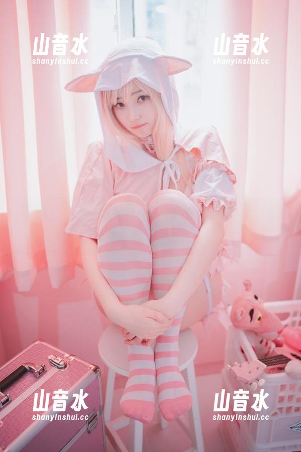 没错！这是Bambi(밤비)的女孩写真，谁敢说不动心？
