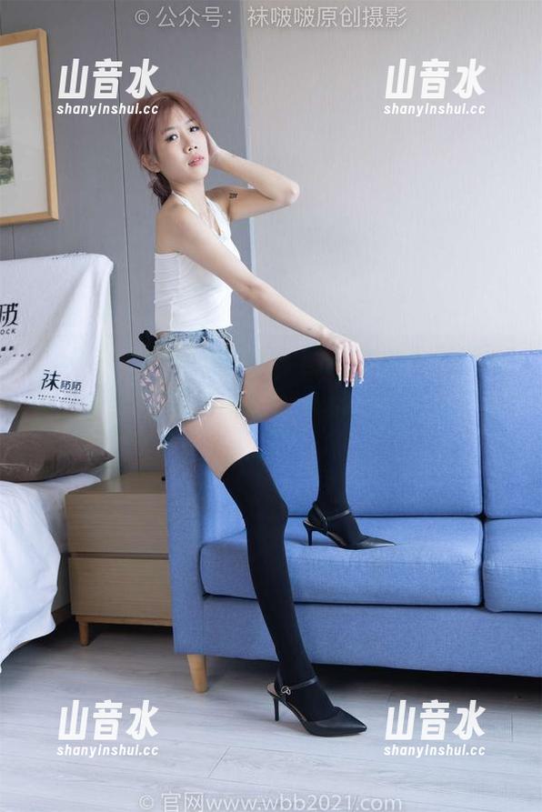 BoBoSocks袜啵啵-甜甜圈 BoBoSocks袜啵啵 - 图片中的甜甜圈搭配肉色踩脚袜,哎呀,不料被某个角度惊到了!