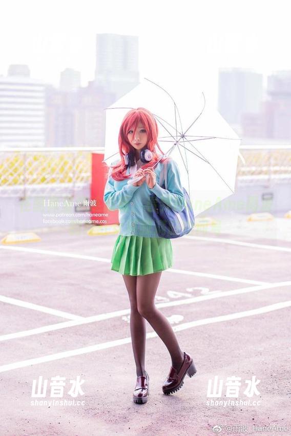 在图库里流连忘返，看到HaneAme雨波的绯红女巫我满脑的问号