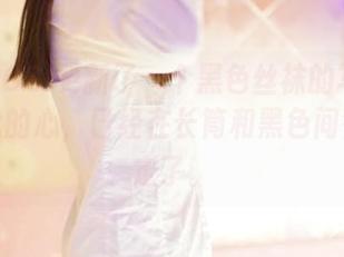 听说ROSI更新了一个黑色丝袜的写真系列，我的心，已经在长筒和黑色间徘徊不定了。