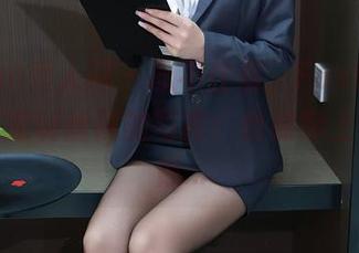Xiuren秀人网 – 忍不住看，FoxYini孟狐狸与定制丝袜的写真：丝袜穿上有点不像…