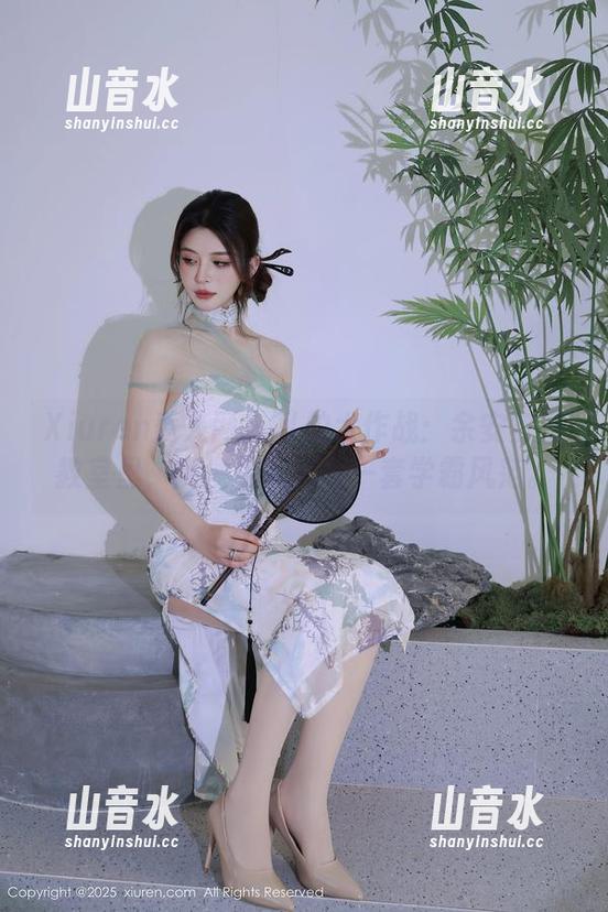 Xiuren秀人网-余安安 Xiuren秀人网 - 私拍大作战:余安安在教室里,随便坐下都是一套学霸风范。