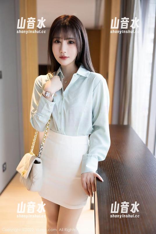 Xiuren秀人网-白微Sera Xiuren秀人网 - 白微Sera穿着毛衣,秋冬里的温柔写真