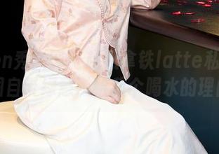 Xiuren秀人网 – 趁热拿铁latte私拍户外，原图自带绿意，给我个喝水的理由呀！