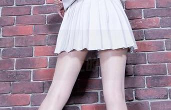 beautyleg – Celia短裙私拍，原图就像草地上的小星星