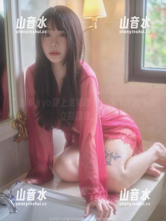 ＂当Wuyo穿上定制睡衣，懒洋洋的气质立刻显现。＂