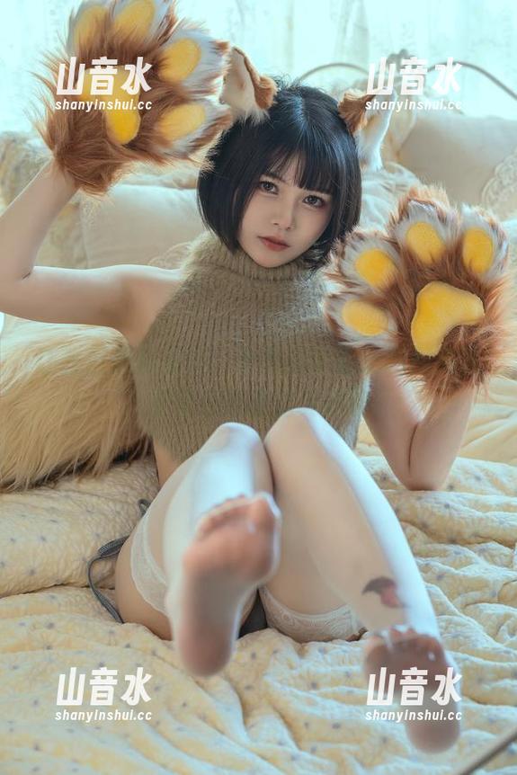 七月喵子 让我们来点反差,七月喵子的定制图集里,天使和恶魔还真甜蜜。