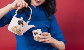 丽柜 – 昕昕的脚不仅有型，写真偶尔也带点俏皮