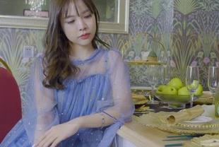 丽柜 – 定制作品：王欣竹在瑜伽垫上وف，这时候想到了一种“想跟她一起练”的冲动，心理很复杂。
