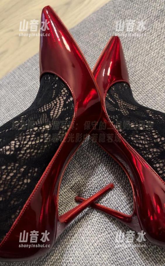 保守的二舅妈 微密圈 - 私房写真:保守的二舅妈的蜜腿包裹在光影中若隐若现