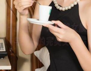 克拉女神 – 抓住了！宋黛修女原图，清冷与张扬的完美交响