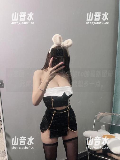 微密圈 - 不得不说，兔宝妮to的最新图册，死库水的风格总是让我想多一点。