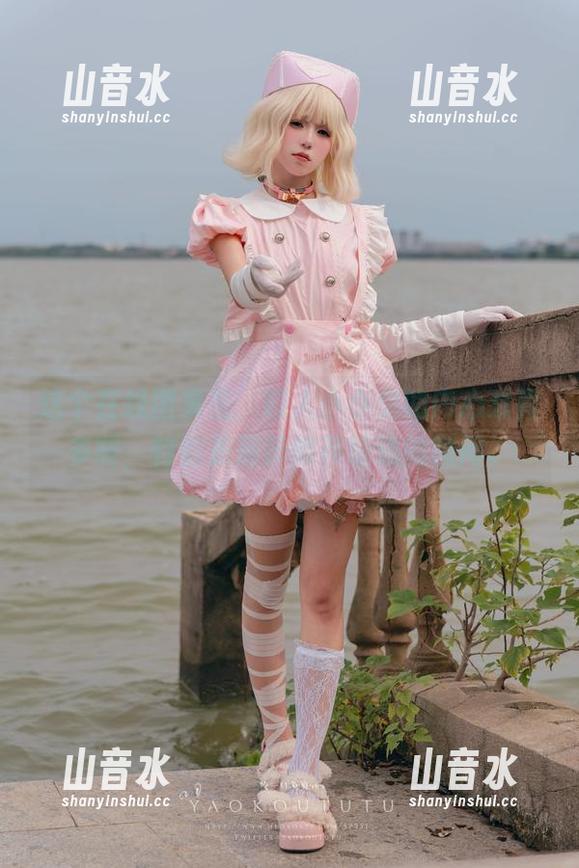 咬人小小兔 这个在线图集里,咬人小小兔的内心戏真多啊,特别是那醉倒荷塘边的瞬间。