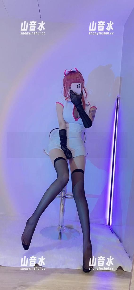 啾小妍 看那张照片,啾小妍的双马尾宛如两根活灵活现的魔法棒。