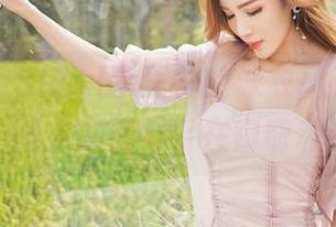 嗲囡囡 – SiByl李思宁的泳衣风采，草地上的图库高清似乎在窃窃私语。