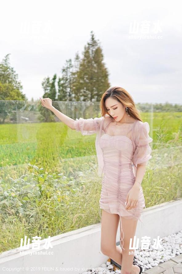 嗲囡囡-SiByl李思宁 嗲囡囡 - SiByl李思宁的泳衣风采,草地上的图库高清似乎在窃窃私语。