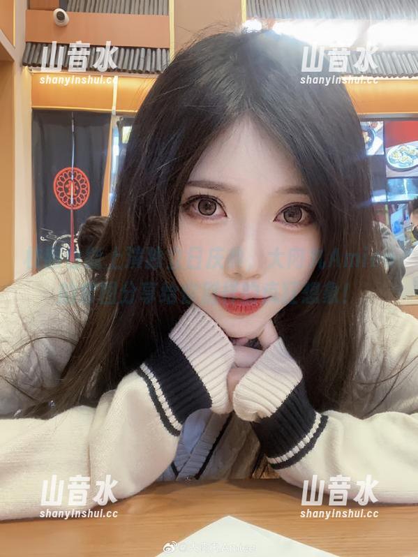 校服也能上演独立日庆典，大肉丸Amiee的套图分享给你别样的疯狂想象！