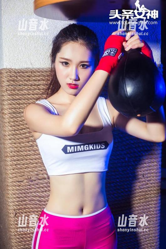 头条女神-周思超 头条女神 - 周思超的体操服写真,随便一摆姿势就自带优雅气场!
