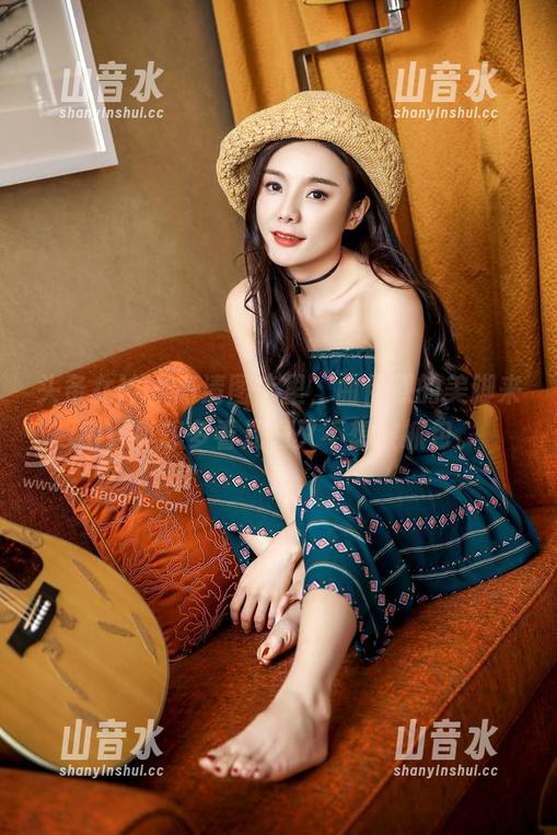 头条女神-曲佑熙 头条女神 - 高清图库里,曲佑熙的美脚来啦,真想多看几遍又不想被抓包。
