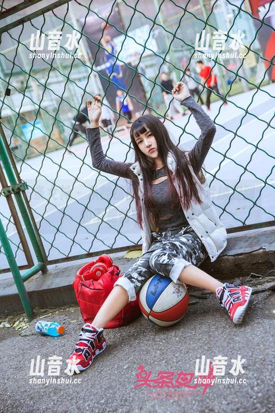 头条女神-钟晴 头条女神 - 从钟晴的写真看,图片捕捉到的不是情节而是心境