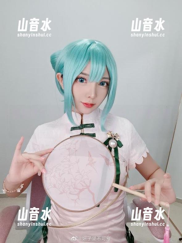 宝藏妍子坚不可摧再现圣诞节：在线写真带你一探究竟