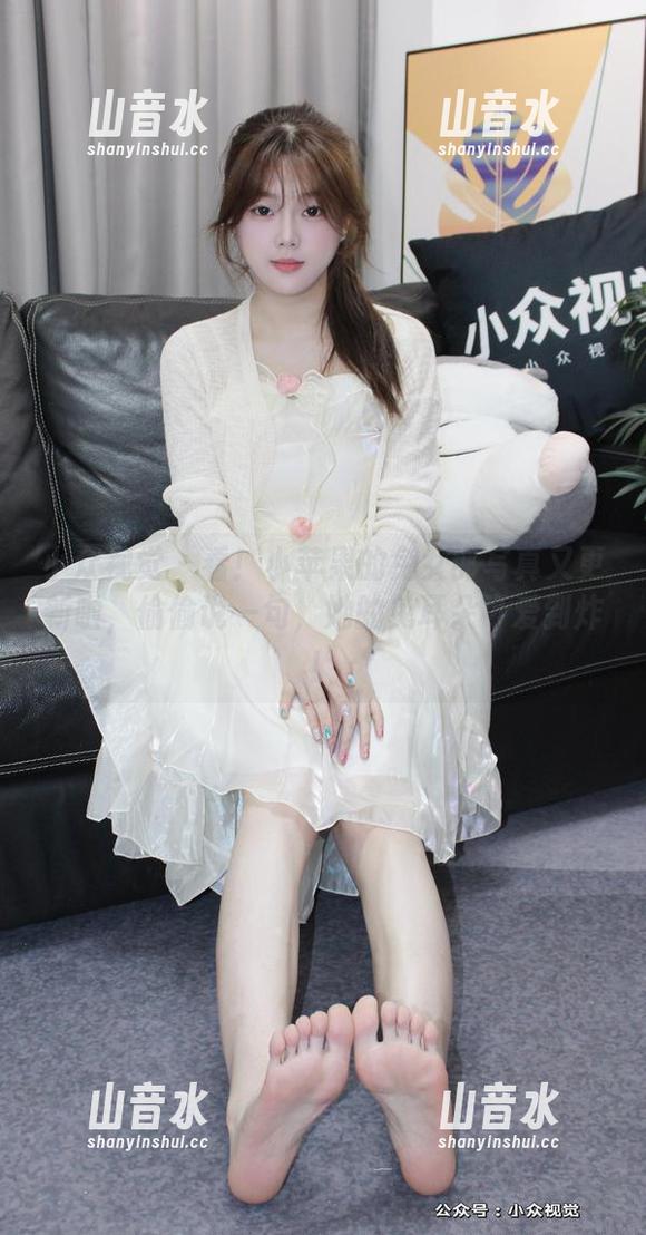 小众视觉 - 看！小苹果的兔女郎写真又更新啦，偷偷说一句，她的兔耳朵可爱到炸！