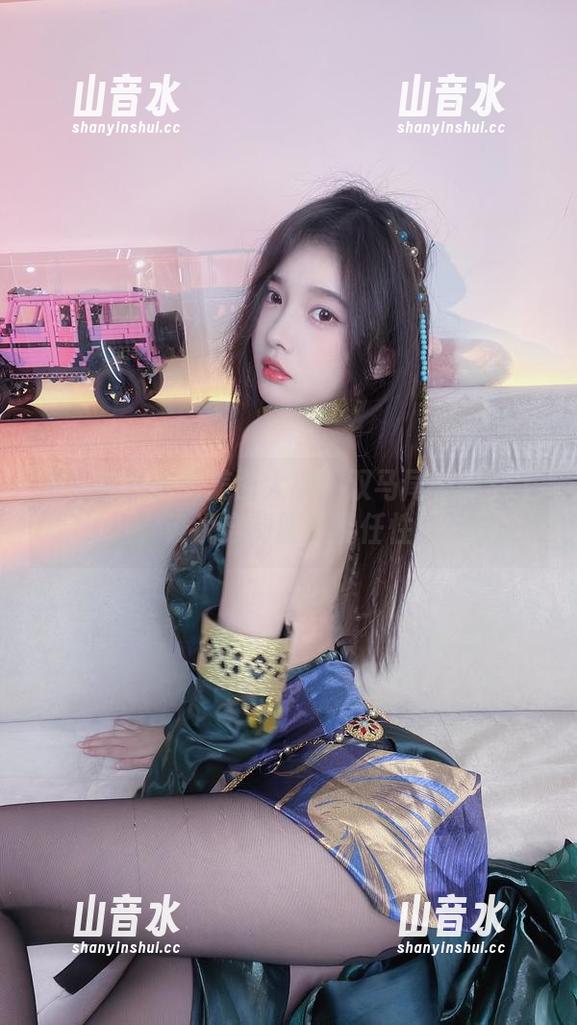小小奶瓶儿 小小奶瓶儿的美图大展:双马尾在课堂上,谁说穿制服不能任性?