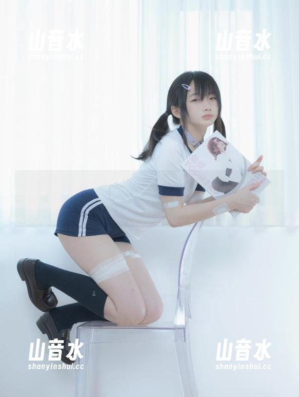 少女秩序 - 泡在泳池里，小满的私房作品让水也想追我！
