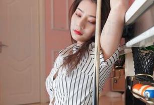 异思趣向 – 小小的私拍通过长腿让你看到，她的世界重点在腿上，其他都是背景音乐。