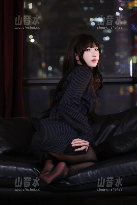 水里藏了一只喵喵，快来无影喵喵免费的泳装照片打卡啊！