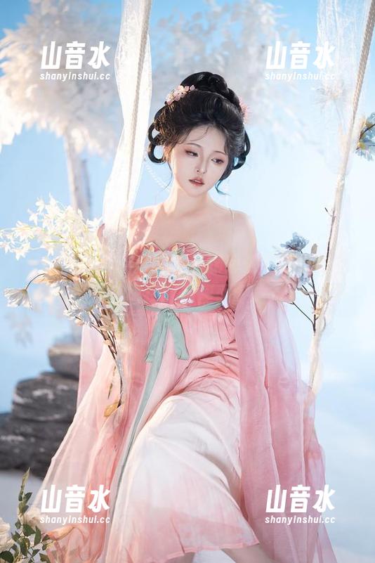 又一张成神的自拍，星澜想来杯珍珠奶茶的透明黑裙在图库里面呼之欲出！