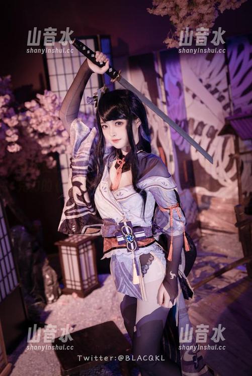白莉爱吃巧克力 壁纸更换指南:优质美图尽在白莉爱吃巧克力的《爱蜜莉雅》中,随便一张都能改造你的桌面!