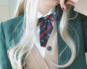 大家来瞧瞧，白银81与她的甜美后辈的写真分享，真该不得了！