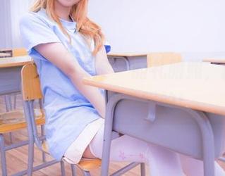 最新的“神乐坂真冬”的礼服照，卧槽，这颜色真挺养眼的！