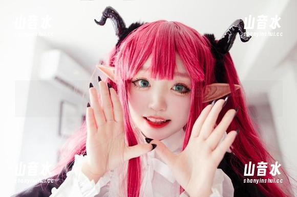 神沢永莉 当神沢永莉在校园里拍写真,花草树木都不由自主地想打扮一番。