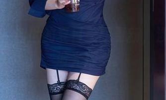 秀人网 – 利世的夏日美图更新，涉水而行，波光粼粼。