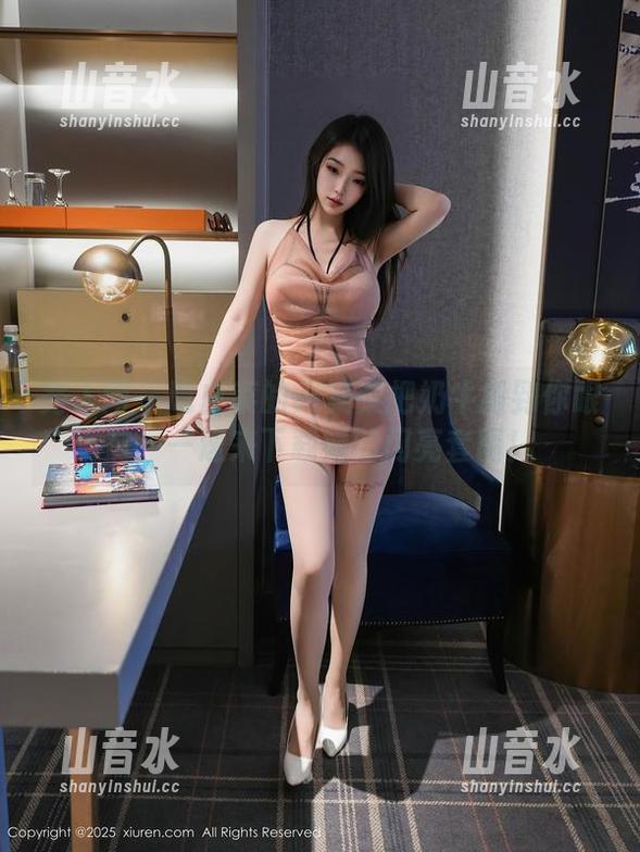 秀人网 - 吃白菜的vi菜菜把奶牛搬到你眼前——速来下载她的闪亮套图！