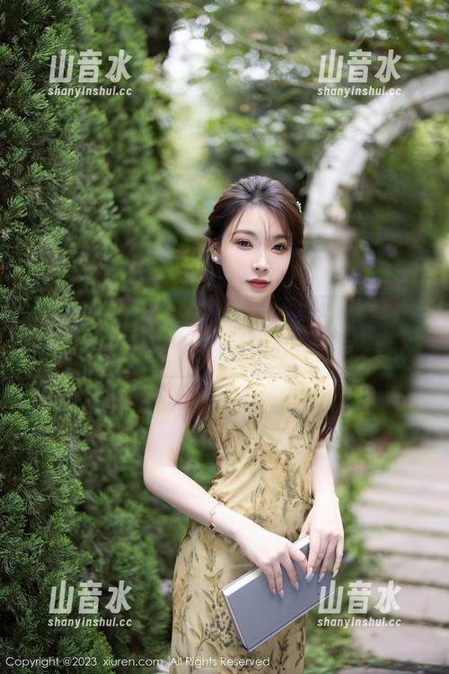 秀人网 - 原图更新！桃色奶酪的红裙有种让人愣住的魔力。
