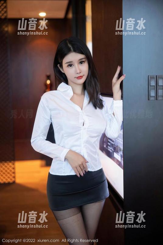秀人网-静颜宁 秀人网 - 原图发掘,静颜宁竟如此优雅地站在光影之间,裸足露指!