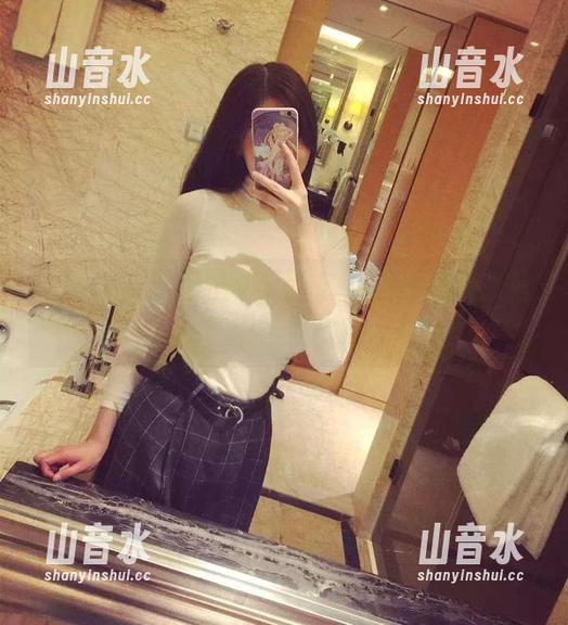 微密圈 - 套图中的童小芯，精选纯白，简约得恰到好处