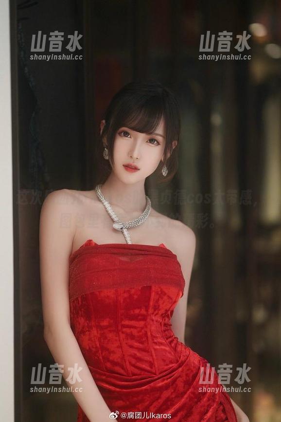 腐团儿Ikaros 这次腐团儿Ikaros的黑贞德cos太带感,图包里有意想不到的精彩。