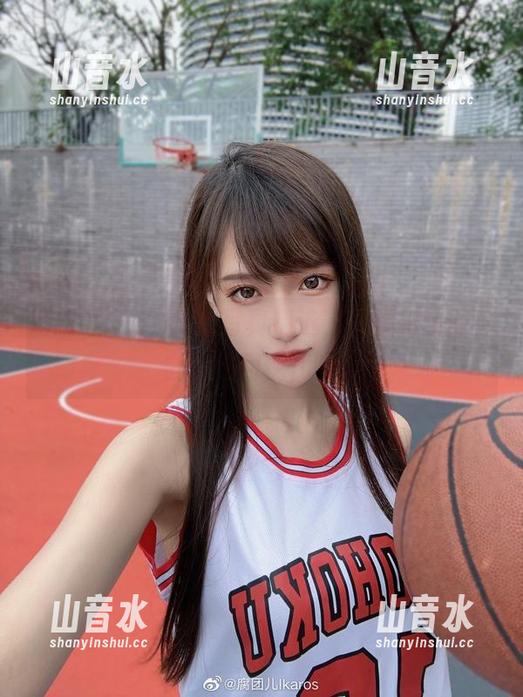 腐团儿Ikaros的写真精选，它要把伊丽莎白穿越回现代吗？