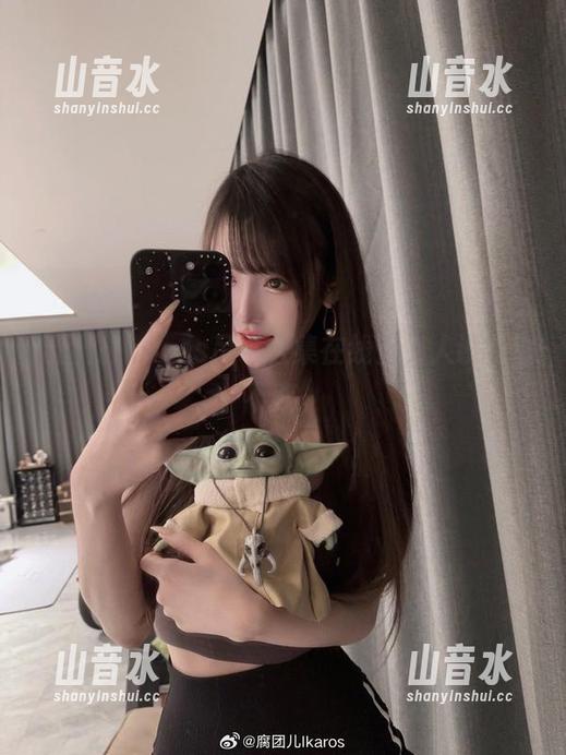 腐团儿Ikaros吊带合集在线上，人设依然不变。
