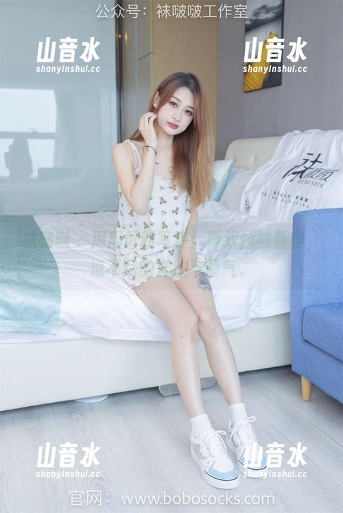 袜啵啵-周周 袜啵啵 - 周周最新写真:两双丝袜叠穿,道不尽的洋溢与豪气。