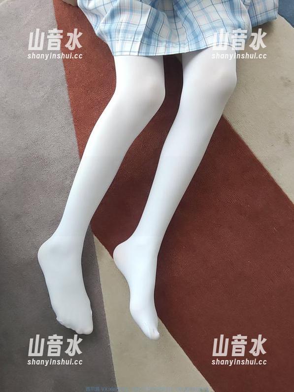 西尔酱 西尔酱的定制兰草旗袍,照片更像是画儿一样的存在,仔细看的时候,呼吸都变得慢了。