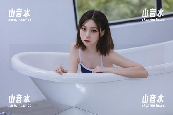 不好意思！许岚LAN的私房韩系制服渗透着不露痕迹的俏皮感，就像无意中戳中翻书公主！