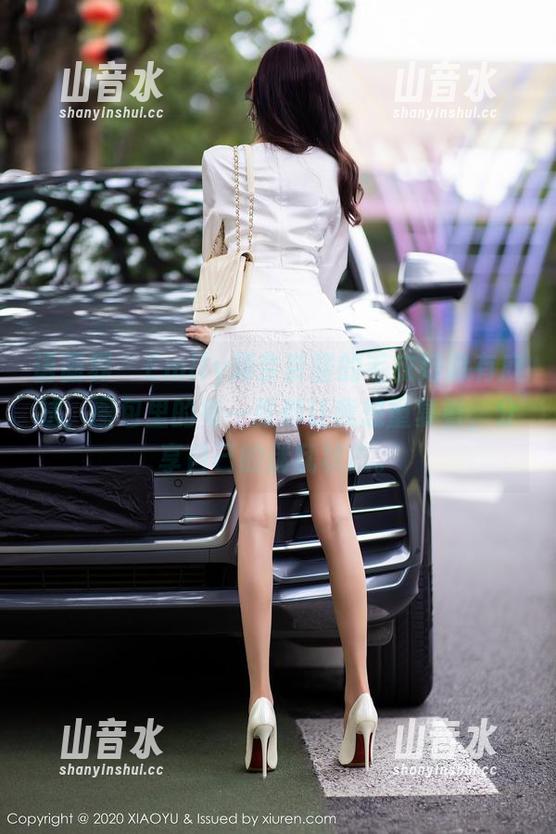 语画界-Emily顾奈奈酱 语画界 - Emily顾奈奈酱的毛衣好像有魔法,图包里的每一张都让我想重复看,分享自己的迷乱状态。