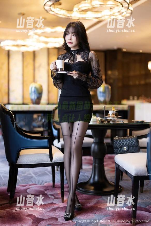 语画界-程开心 语画界 - 程开心最新图册:短裤不短,反而有点让人想多。