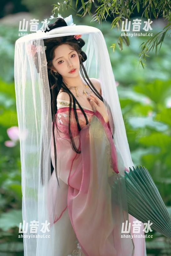 雯妹不讲道理 图片里的雯妹不讲道理JK,伸出手似乎要抓住一整片夕阳,原图见证这一刻!
