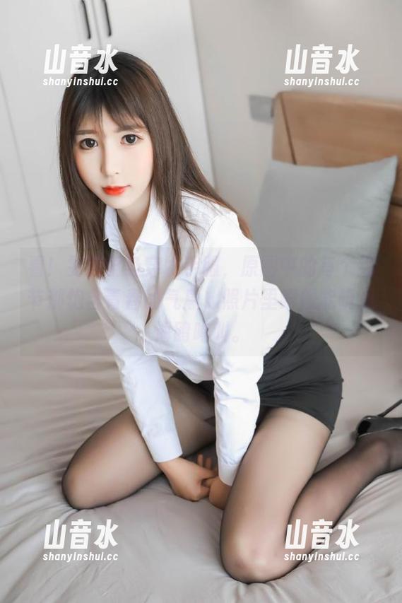 雯粥粥 看!雯粥粥身穿水手服,原图中的每个细节都饱含青春的气息,照片里好像能听见海鸥鸣叫。